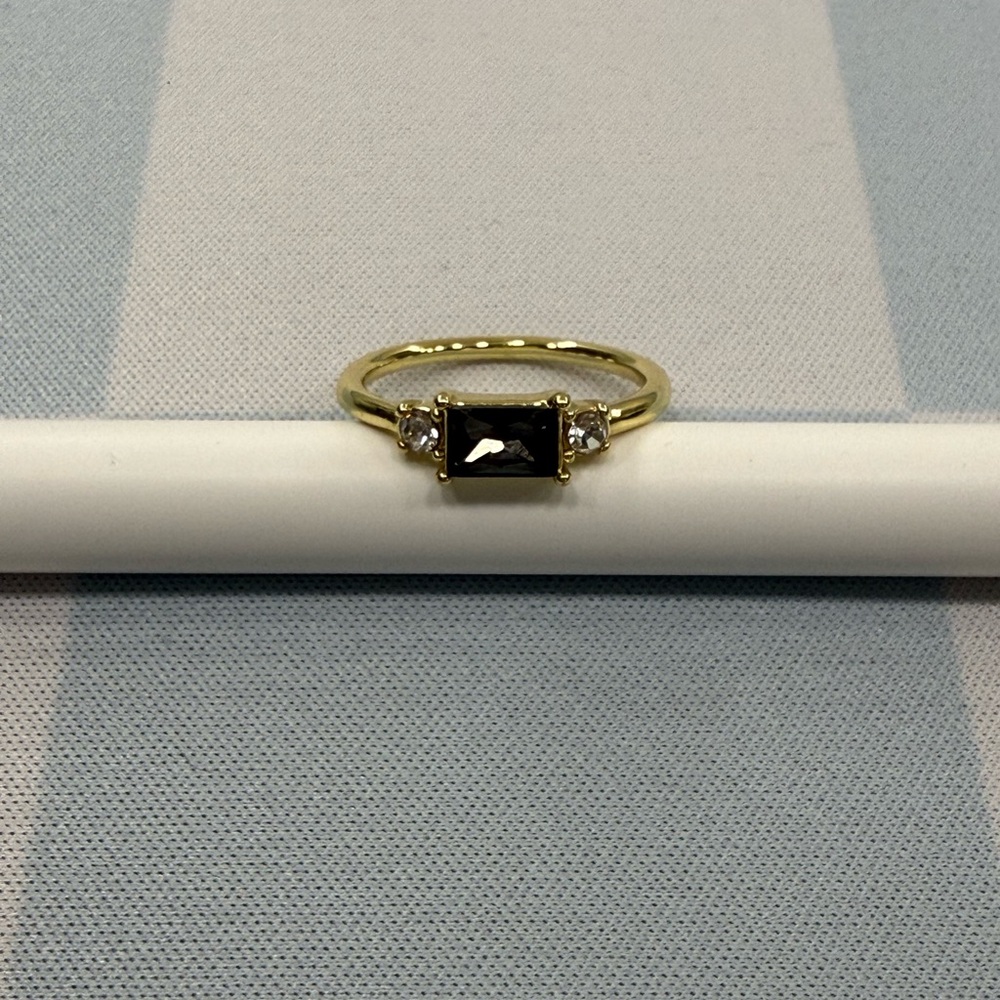 Elegant Gold and Black Stone Ring Size 6